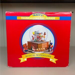 Macy's 2005 Thanksgiving Day Parade Musical Water Globe With Original Box Xmas